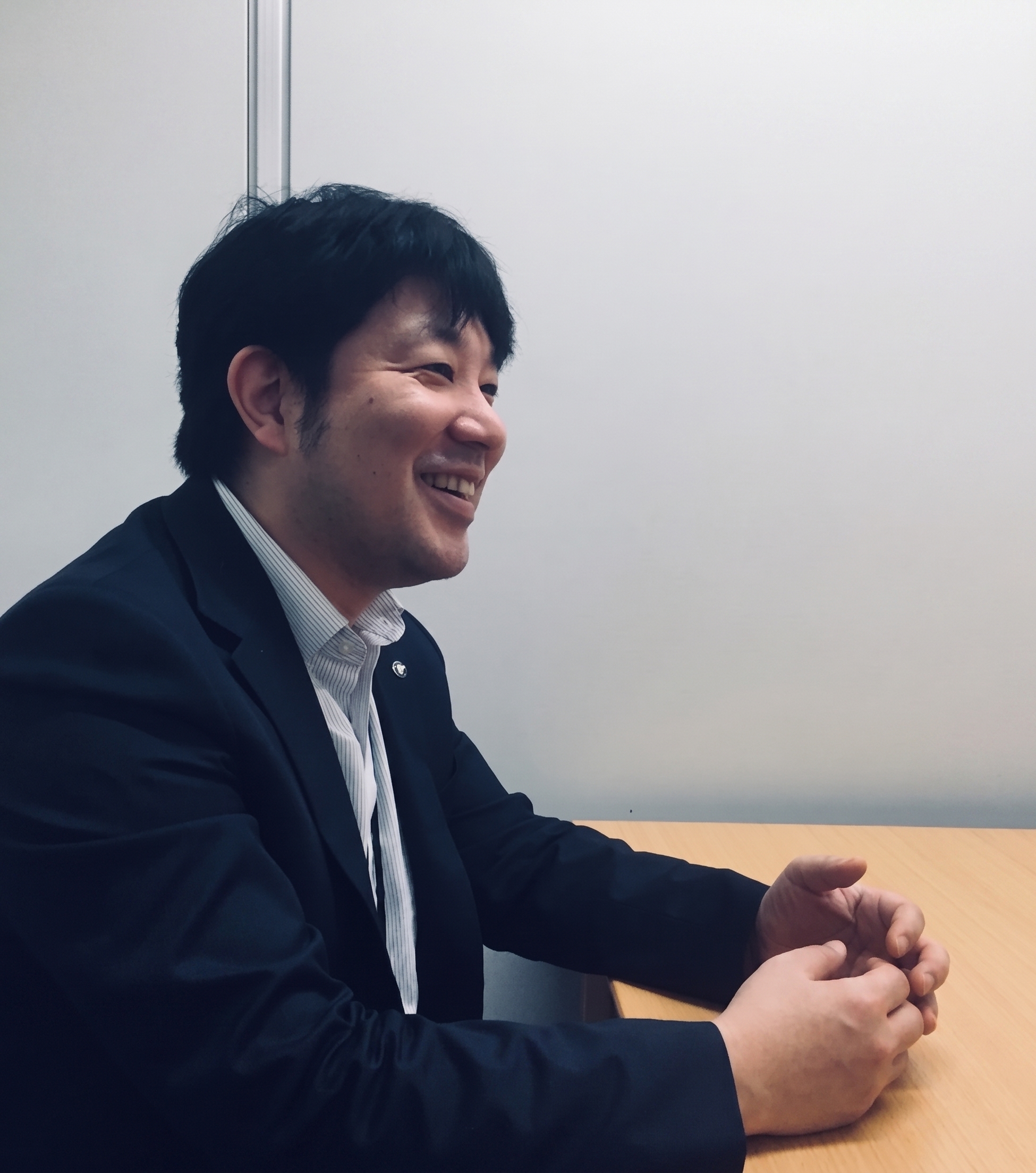スーツ姿で笑顔の奥村彰浩